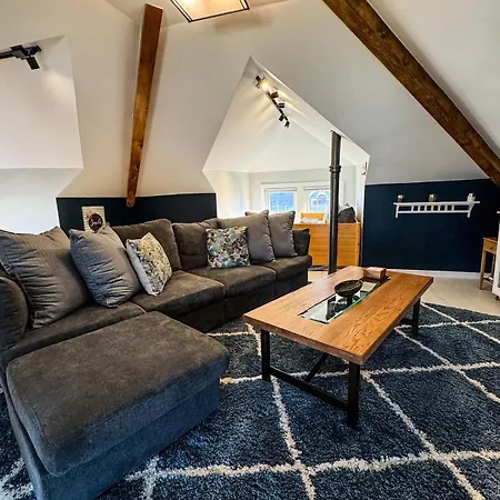 Craftsman Upstairs With Impressive Attic! Apartment